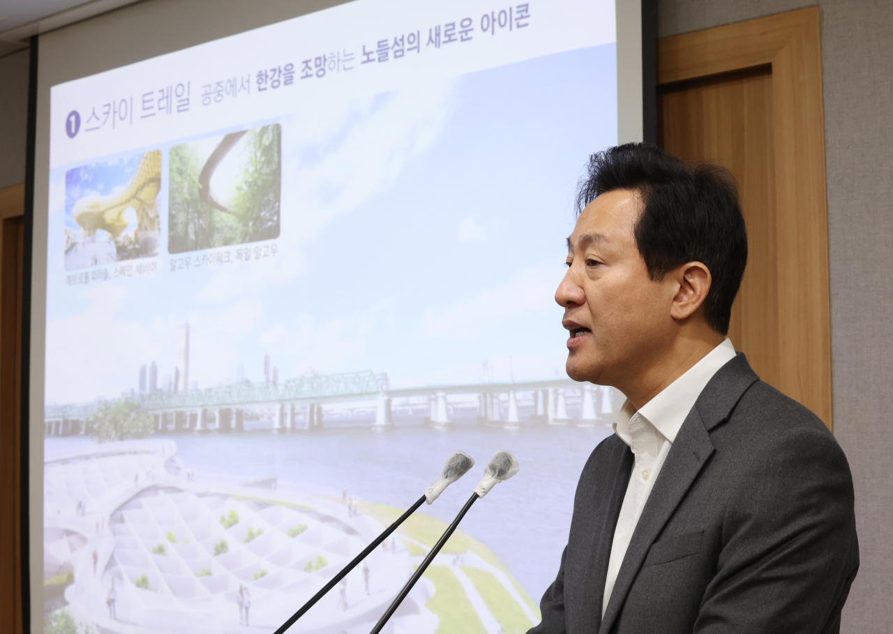 Seoul Mayor Oh Se-hoon speaks in a briefing about a new landmark at Seoul City Hall on Thursday. (Yonhap)