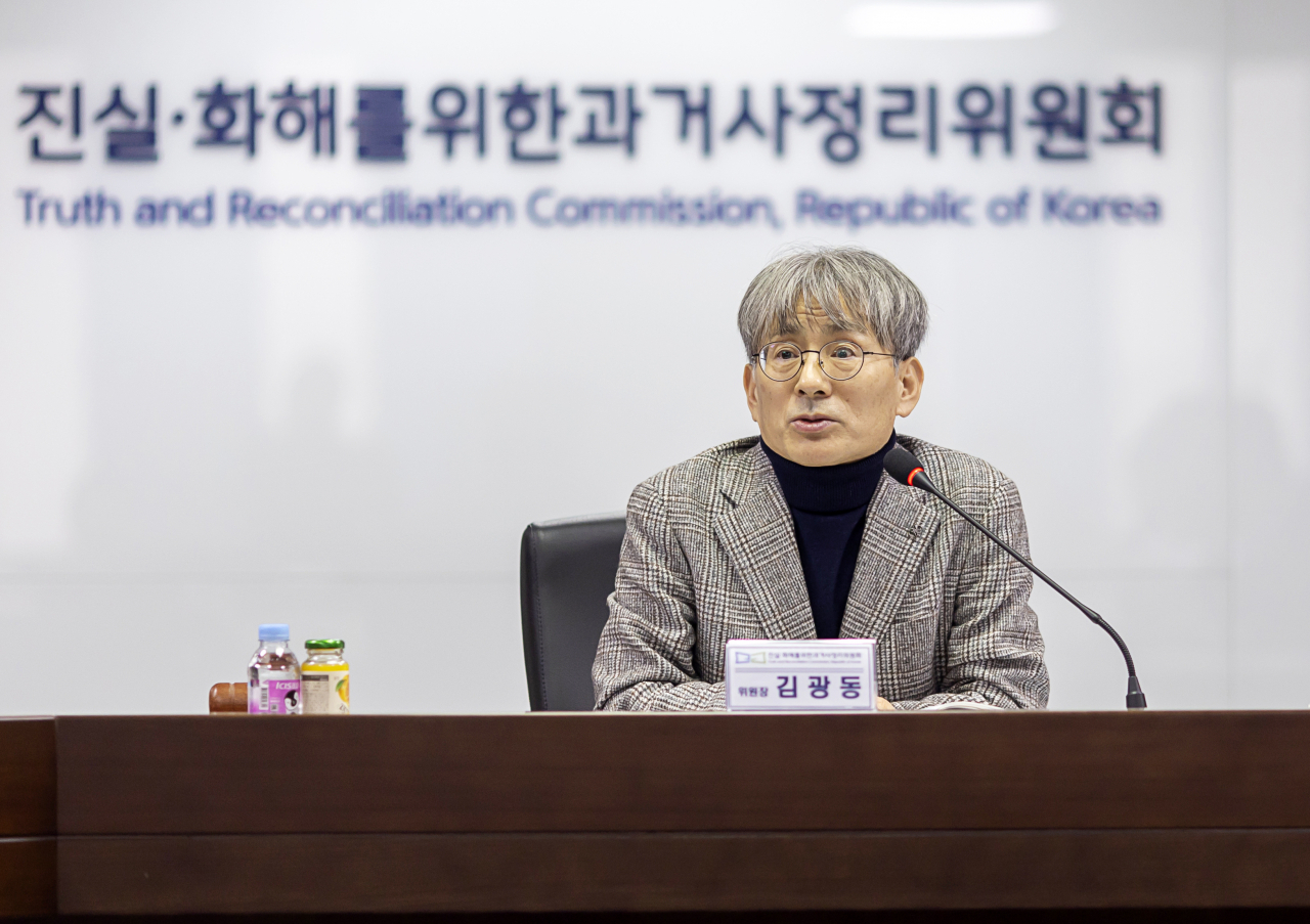 Kim Kwang-dong, the chairperson of South Korea’s Truth and Reconciliation Commission, speaks during a meeting on Feb. 7. (Yonhap)