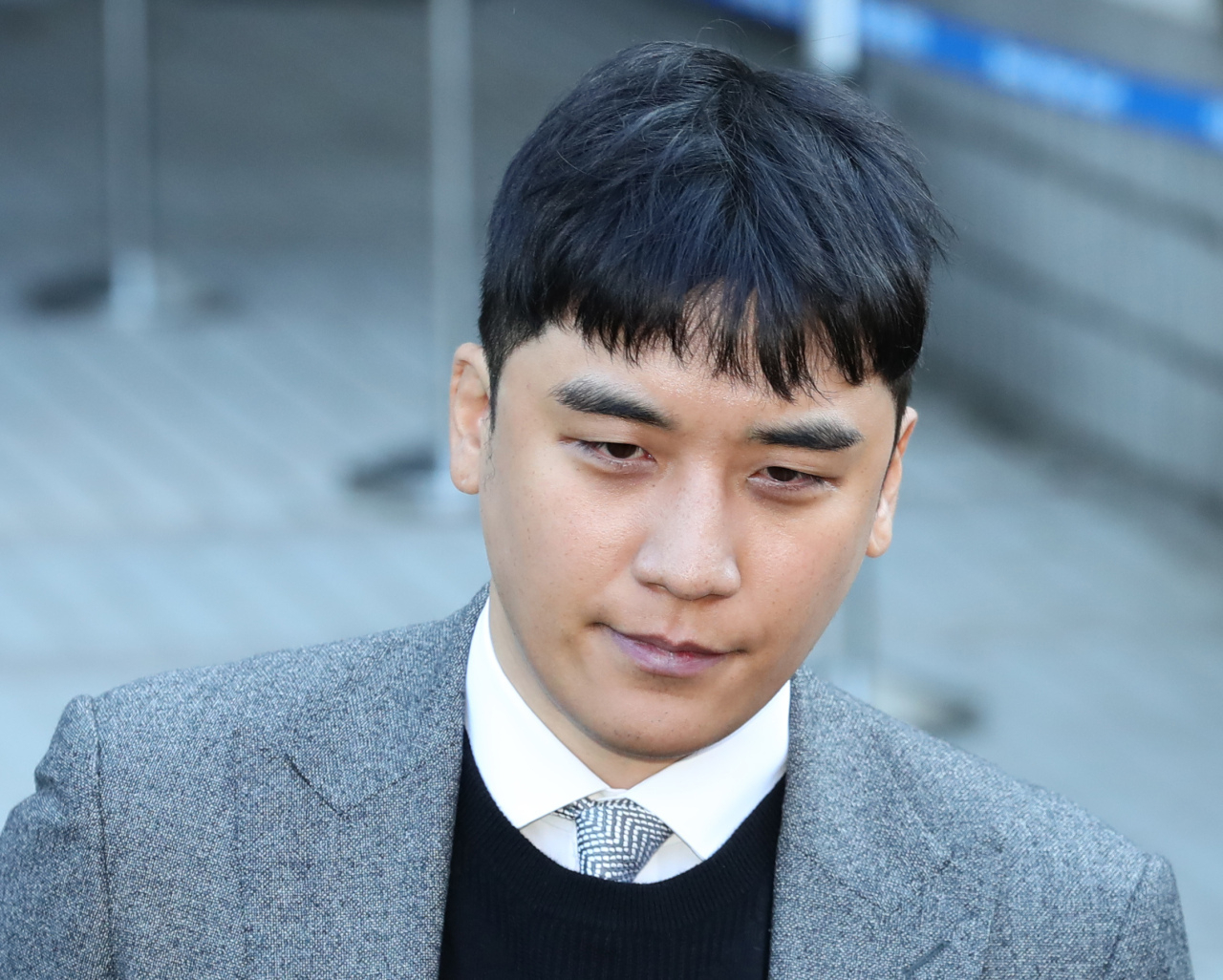 Former Big Bang member Seungri leaves Seoul Central District Court after a warrant review in January 2020. (Herald DB)