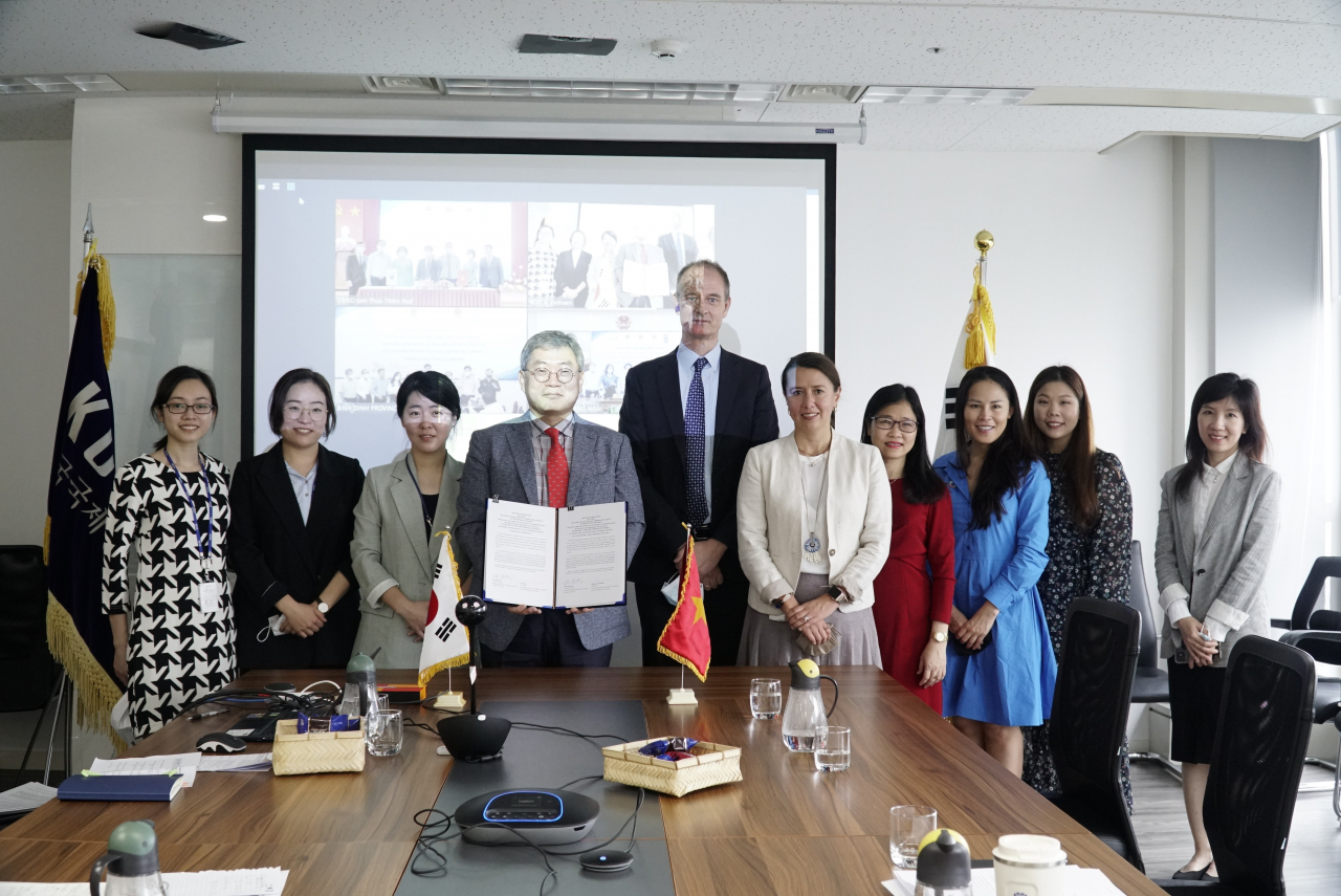 Cho Han-Deog, KOICA Country Director (fourth from left), UNDP Deputy Resident Representative in Viet Nam Patrick Haverman (fifth from left) and officials pose for picture at the joint agreement signing ceremony for Korea-Vietnam Peace Village Project, March 17, 2022. (United Nations Development Programme)