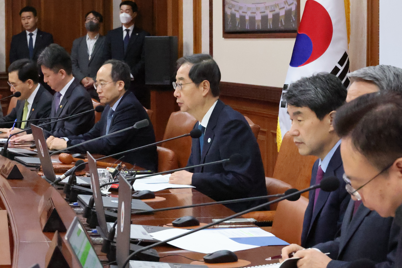 Prime Minister Han Duck-soo (fourth from right) speaks during a Cabinet meeting at the government complex in Seoul on Tuesday. (Yonhap)