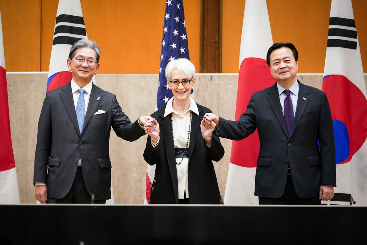 First Vice Foreign Minister Cho Hyun-dong (far right) and his US and Japanese counterparts at a meeting in Washington, the US on Monday. (Ministry of Foreign Affairs)