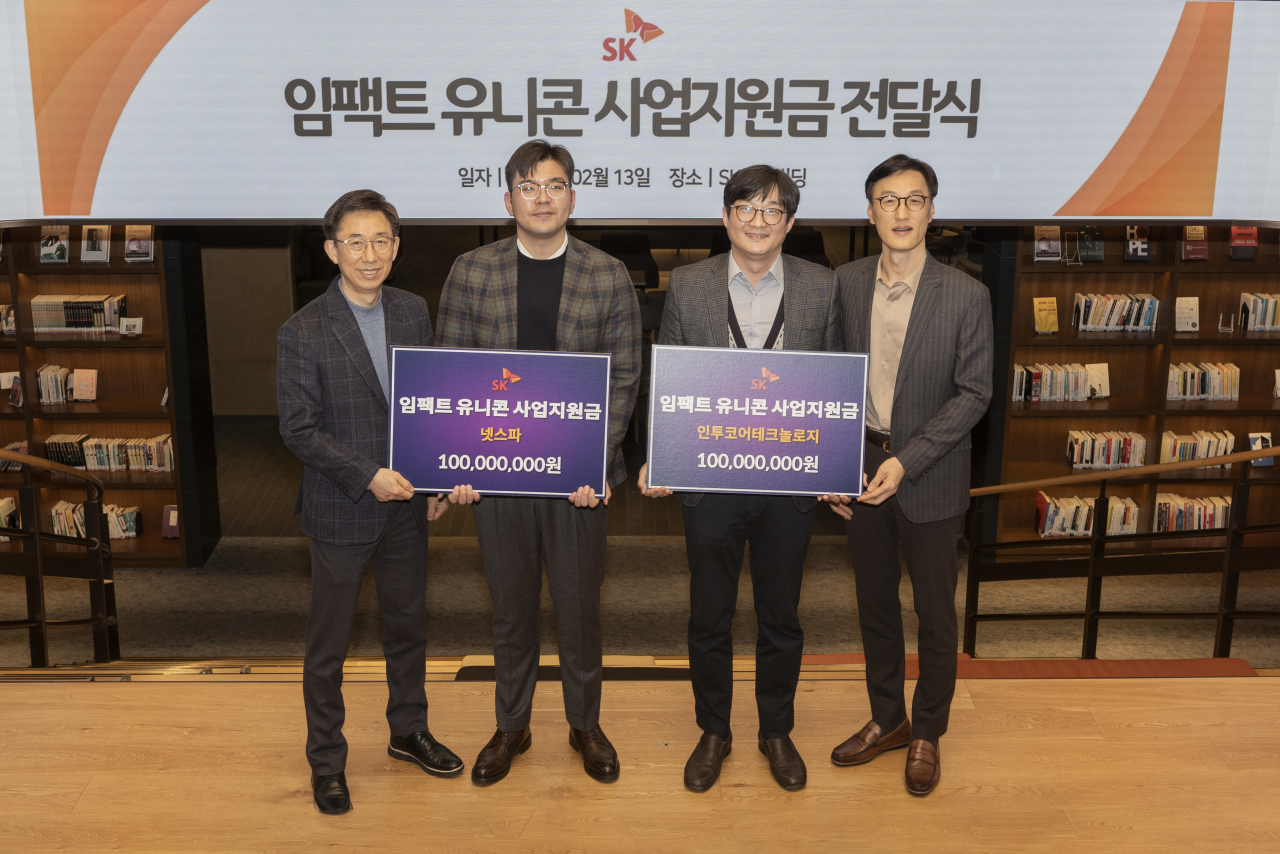 From right: Cho Kyung-mok, the head of the social value committee at SK Supex Council, En2core Technology head Uhm Sae-hoon, Netspa Chief Executive Officer Chung Taek-soo and Kim Kwang-jo, the vice president of SK SUPEX Council's social value committee, pose for photo during the award ceremony at SK Group headquarter in Seoul on Monday. (SK Group)