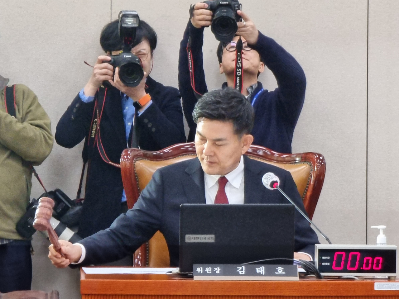 People Power Party Rep. Kim Tae-ho, the chair of the South Korean parliamentary committee for foreign affairs and unification, holds the gavel at a plenary session on Tuesday. (Yonhap)