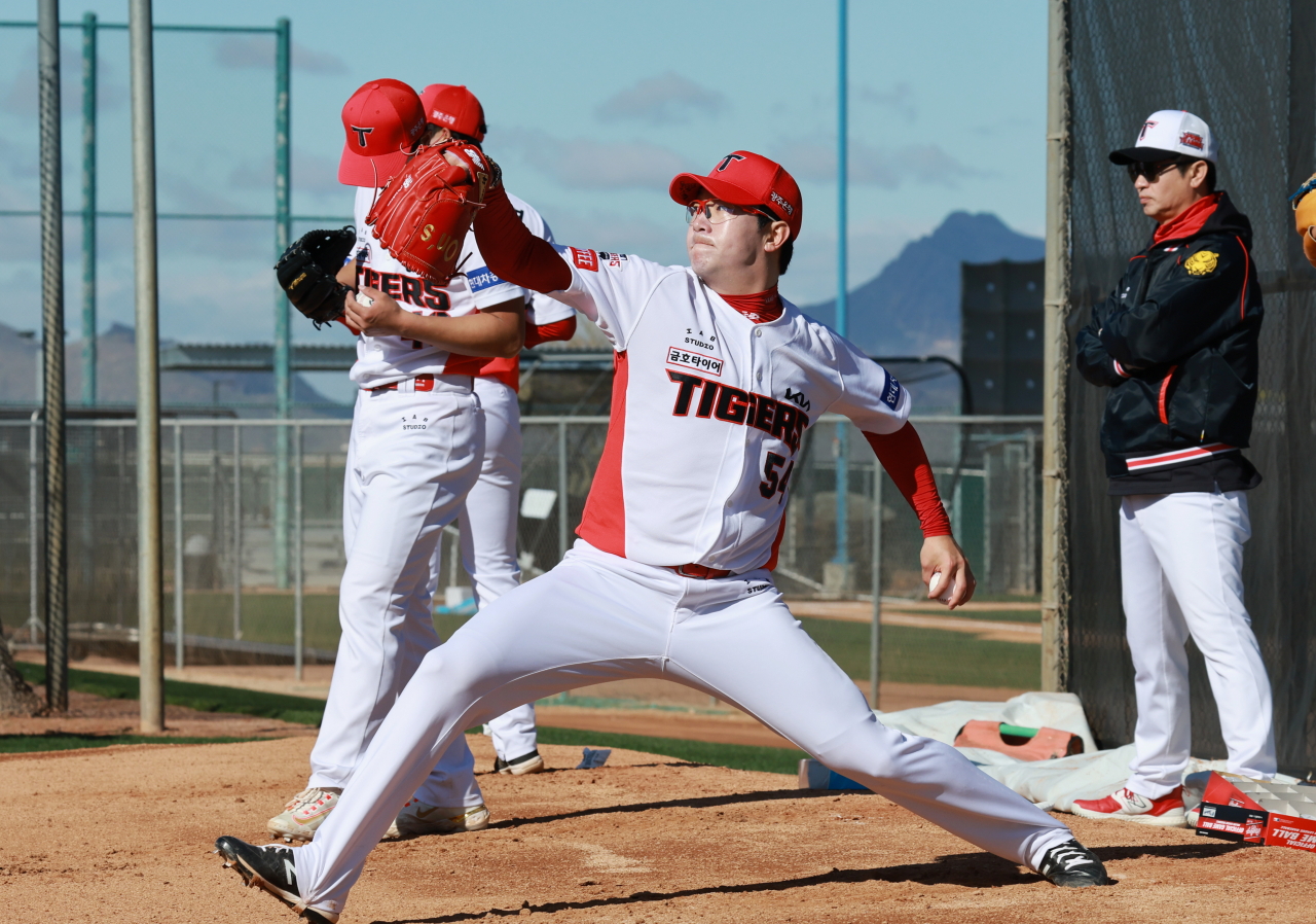 Yang Hyeon-jong of the Kia Tigers throws in the bullpen at Kino Sports Complex in Tucson, Arizona, on Tuesday, during the club's spring training. (Yonhap)
