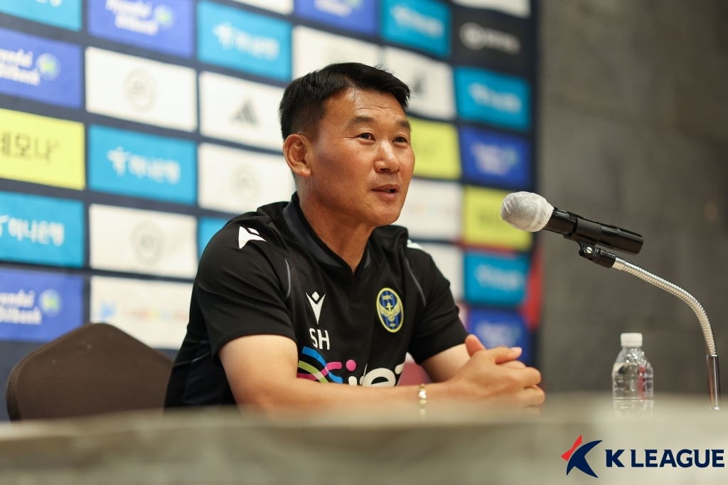 Incheon United head coach Jo Sung-hwan speaks at a press conference in Changwon, some 300 kilometers southeast of Seoul, on Tuesday (Korea Professional Football League)