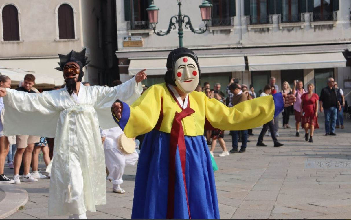Korean mask dance, Talchum, is performed at the Campo Santo Stefano in Venice, Italy, on Oct. 15, 2022. (K-tiful)
