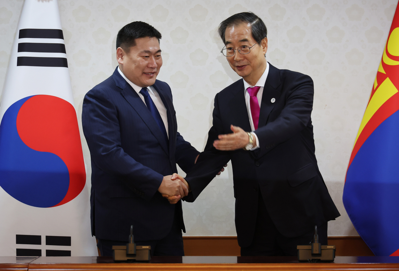 South Korean Prime Minister Han Duck-soo (right) greets Mongolian Prime Minister Luvsannamsrai Oyun-Erdene ahead of their bilateral talks held at the Government Complex Seoul on Wednesday. (Yonhap)