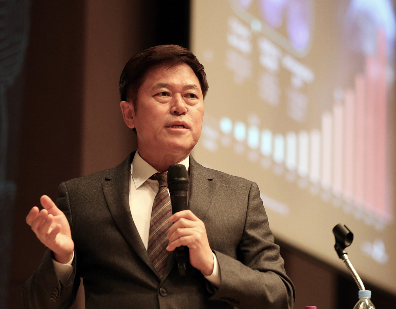 SK hynix Vice Chairman Park Jung-ho speaks at a symposium hosted by Doheon Academy of Hallym University, in central Seoul, Wednesday. (SK hynix)