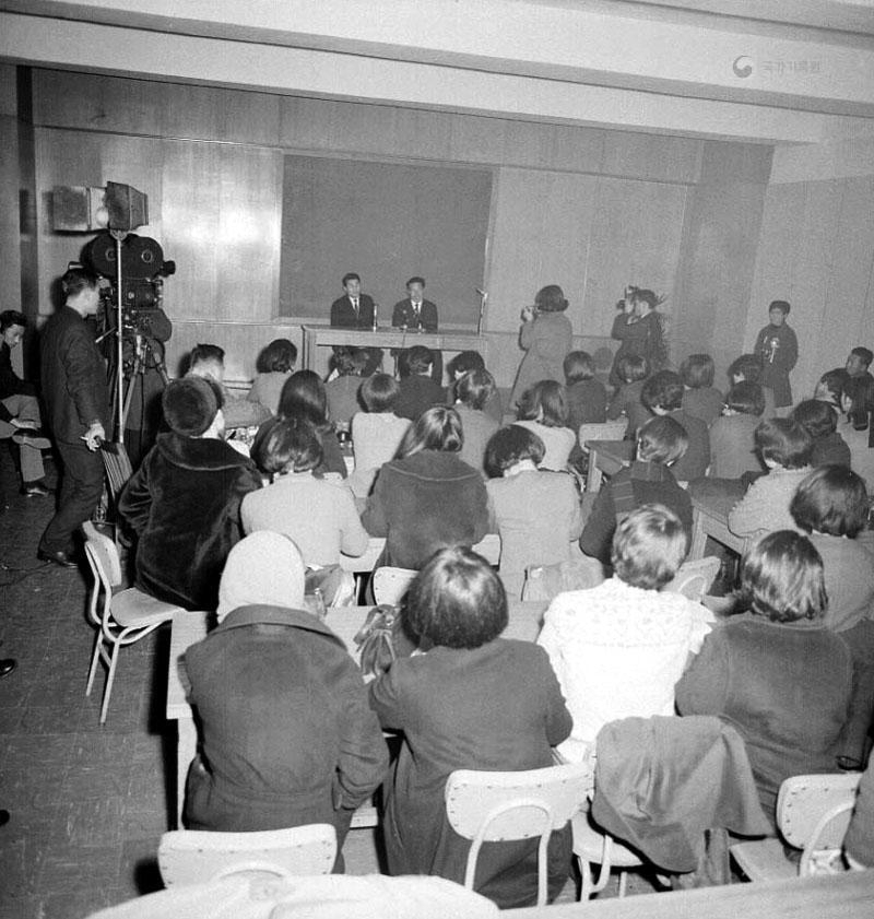 Kim Sin-jo attends a press conference, which was broadcast live on TV. (National Archives of Korea)