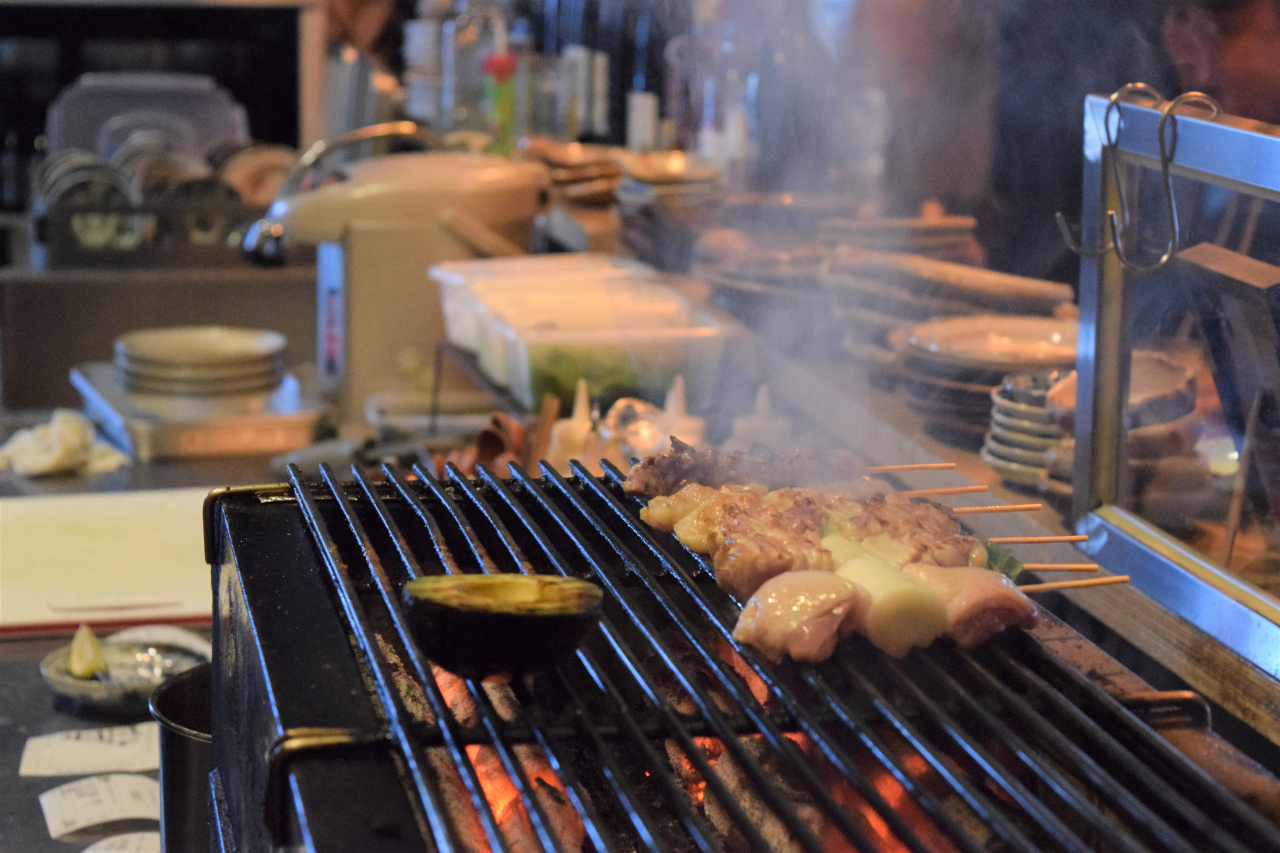 Skewers are being grilled at Yakitori Yoisa, located in Sinsa-dong, southern Seoul. (Kim Hae-yeon/ The Korea Herald)