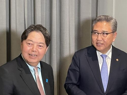 South Korean Foreign Minister Park Jin (right) meets bilaterally with his Japanese counterpart, Yoshimasa Hayashi, in Munich on the sidelines of a security conference on Saturday. (Yonhap)