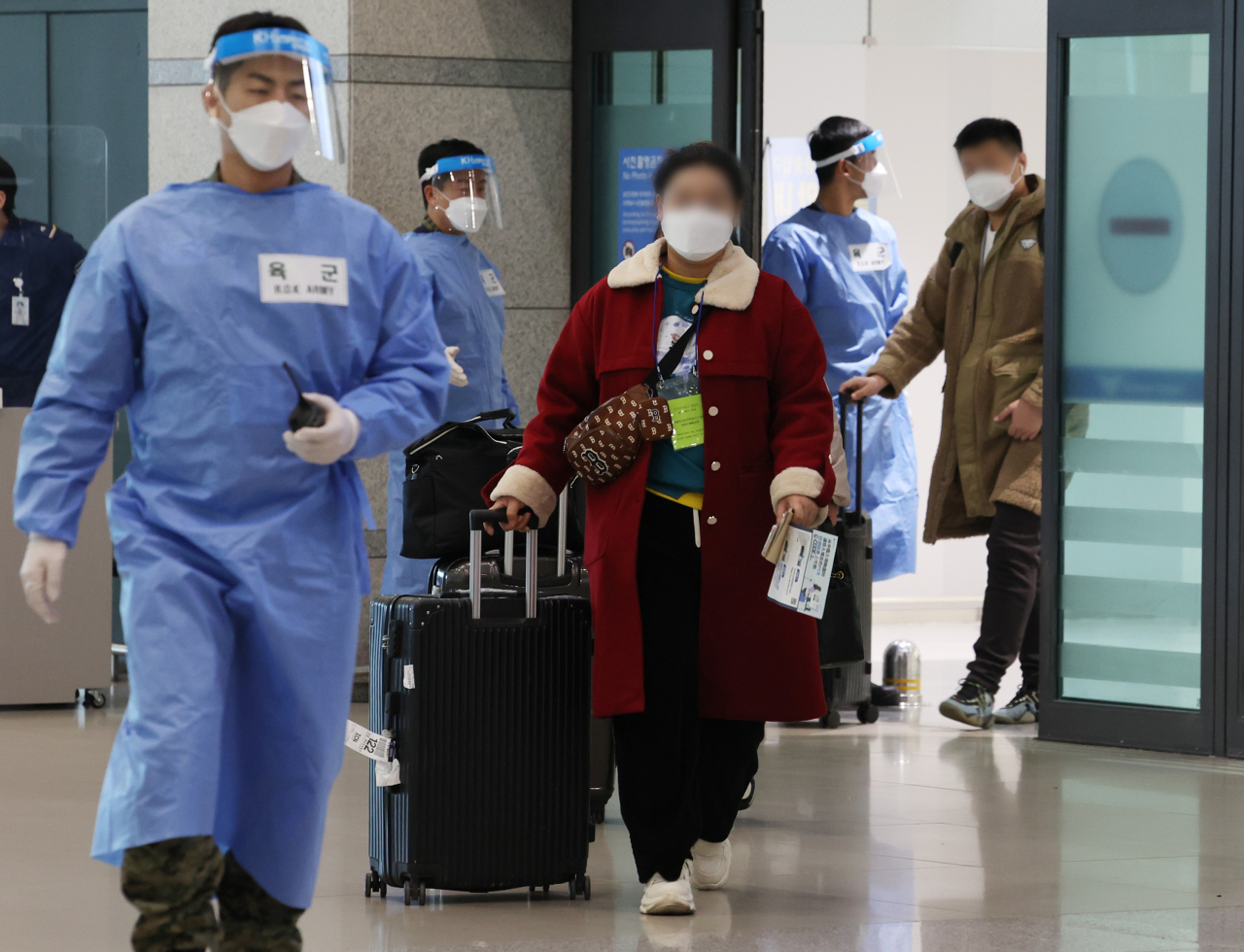 Travelers wearing masks arrive at Incheon International Airport, west of Seoul, last Sunday. (Yonhap)