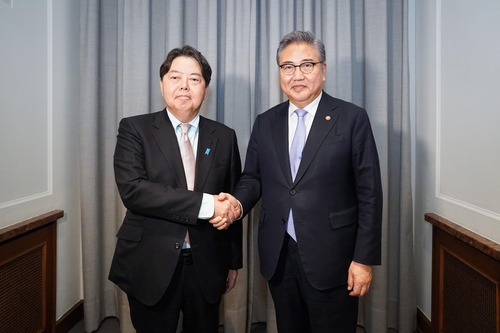 Japanese Foreign Minister Yoshimasa Hayashi (left) and South Korean Foreign Minister Park Jin (Ministry of Foreign Affairs)
