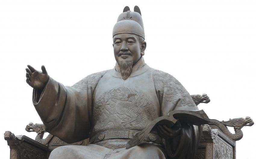 A statue of King Sejong in Gwanghwamun Plaza in Seoul. (Yonhap)