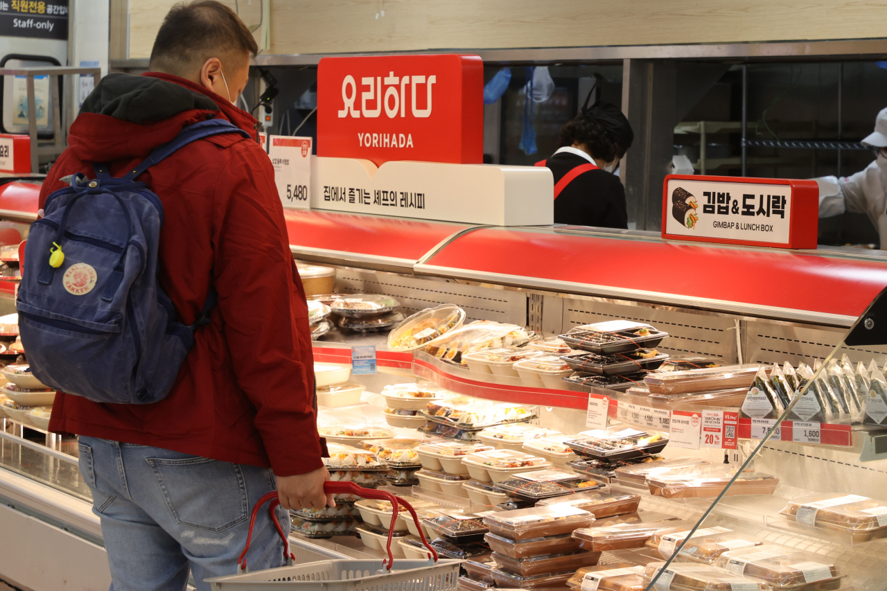 A person shops for groceries in a supermarket. (Yonhap)