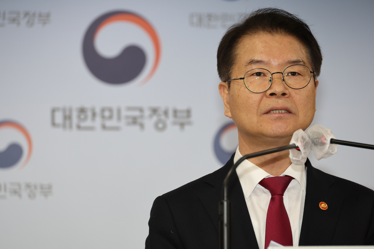Labor Minister Lee Jung-sik speaks at the briefing held at Government Complex Seoul, Monday. (Yonhap)