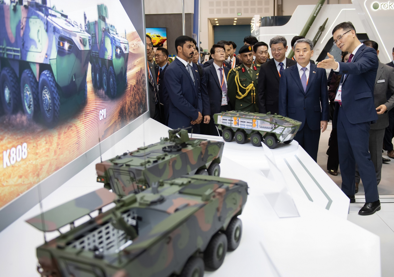 Defense Minister Lee Jong-sup (second from right) tours a South Korean exhibition booth at the International Defence Exhibition & Conference 2023 in Abu Dhabi on Monday. (Ministry of National Defense)