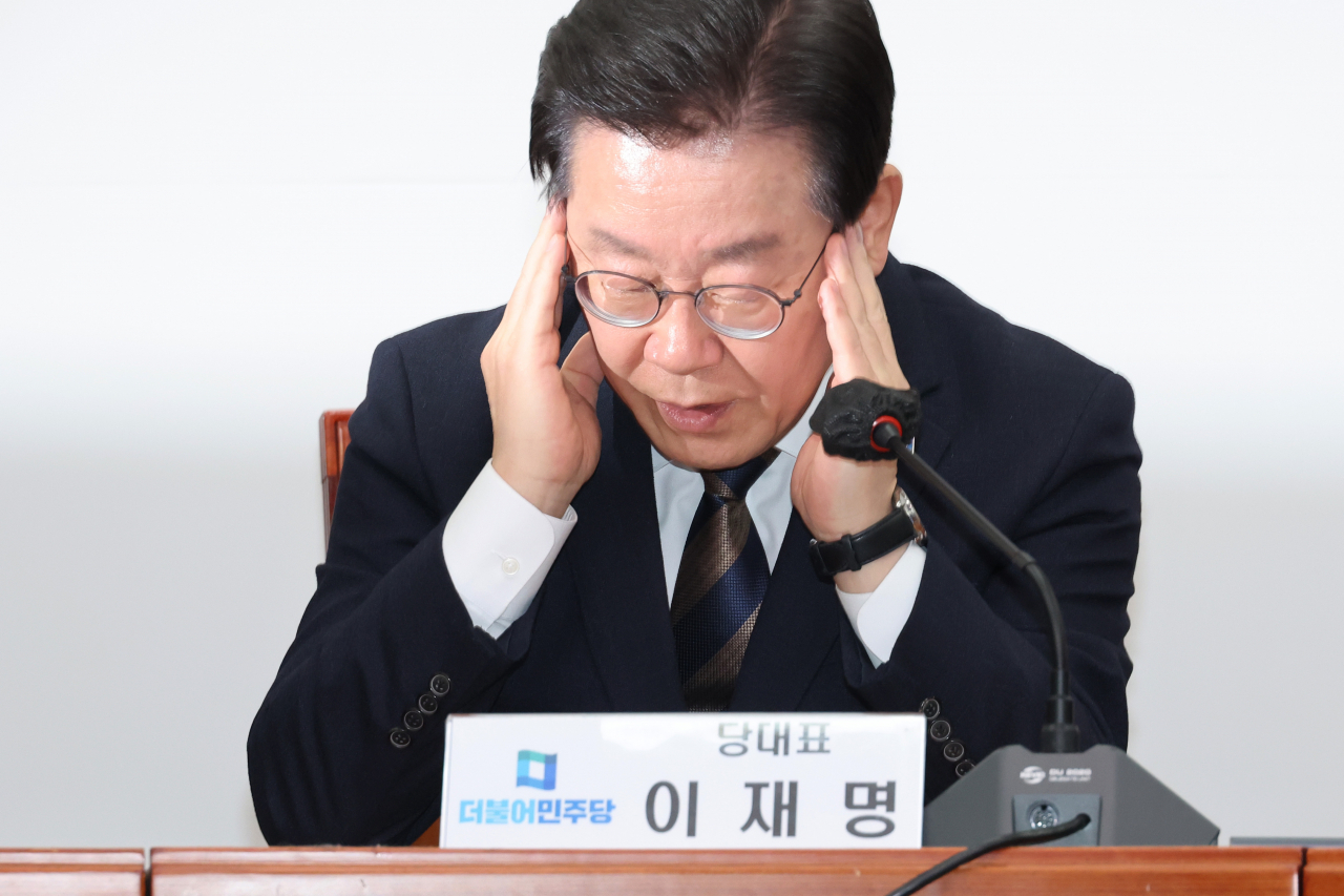 Democratic Party leader Lee Jae-myung attends a Supreme Council meeting held at the National Assembly on Thursday. (Yonhap)