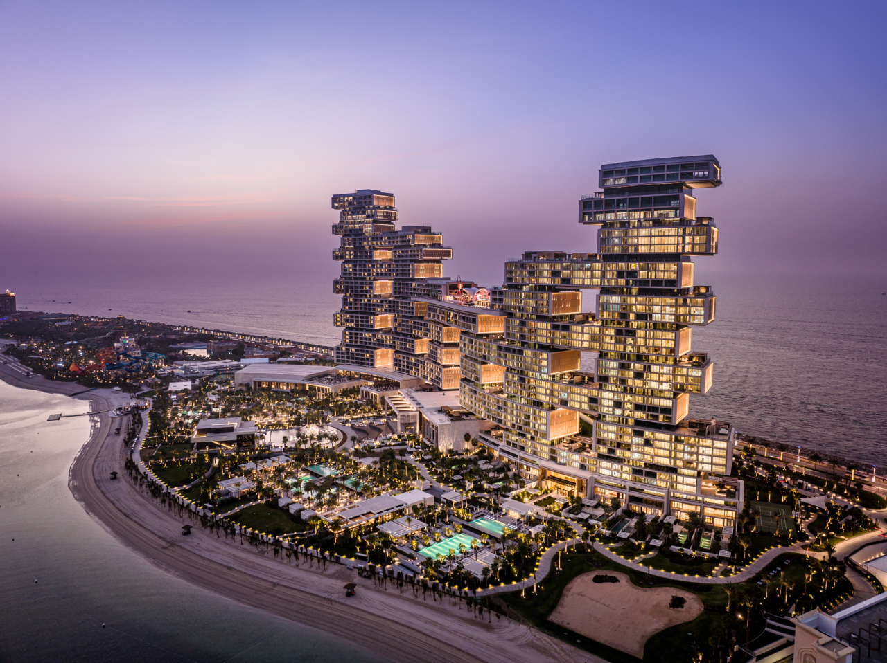 Atlantis the Royal comprises three 44-story five-star hotels and three residence hotels, with a 90-meter sky pool connecting the buildings. (Ssangyong E&C)