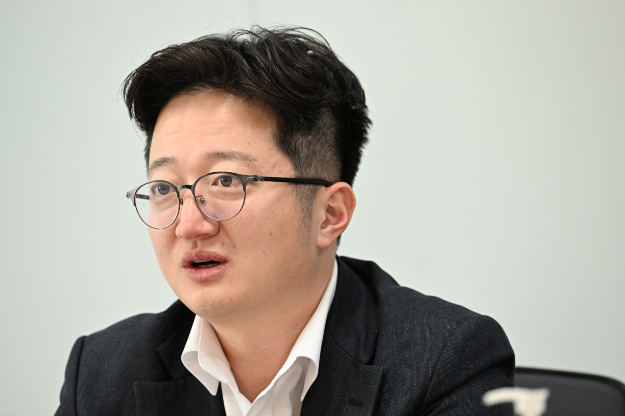 Align Partners CEO Lee Chang-hwan poses during an interview with The Korea Herald at his office in Yeoido, Seoul, Feb 16. (Im Se-jun/The Korea Herald)