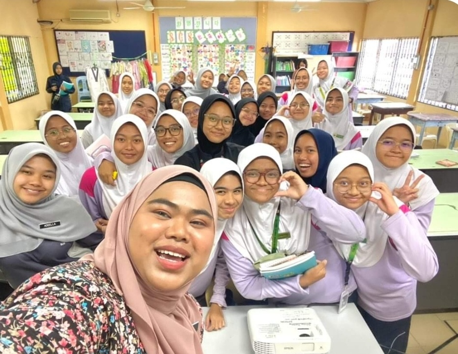 누라 에자티와 그녀에게 한국어를 배우는 말레이시아 중학생들 (출처: 누라 에자티)