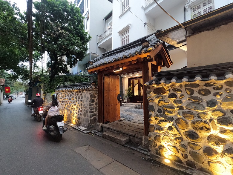 The entrance of a hanok-themed cafe called Ragacy, located near Ho Tay Lake in Hanoi, Vietnam. (Choi Jae-hee / The Korea Herald)