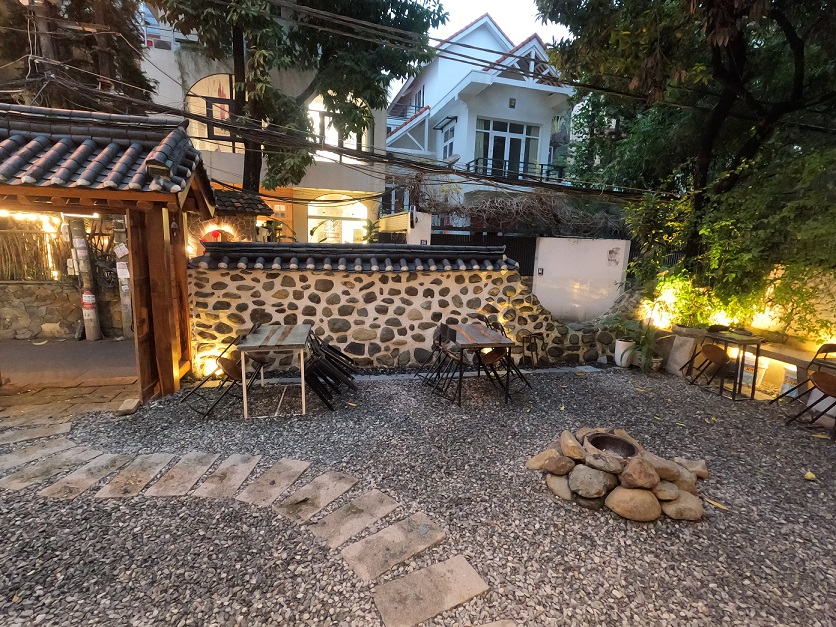 Sets of coffee tables and chairs are seen in Ragacy's yard. (Choi Jae-hee / The Korea Herald)