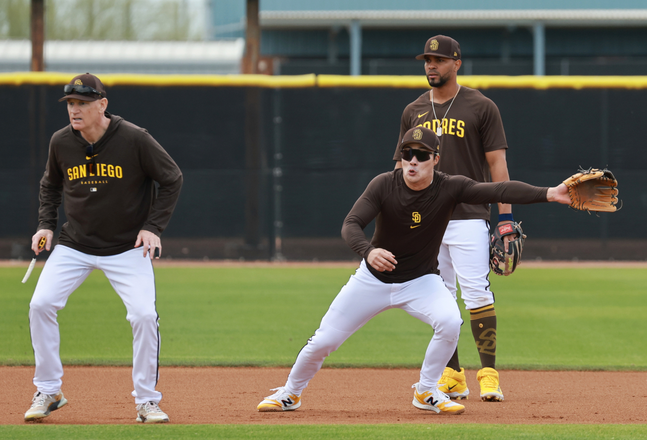 Kim Ha-seong of the San Diego Padres takes part in a fielding drill during spring training with ex-Kia coach, Williams at Peoria Sports Complex in Peoria, Arizona, on Tuesday. (Yonhap)