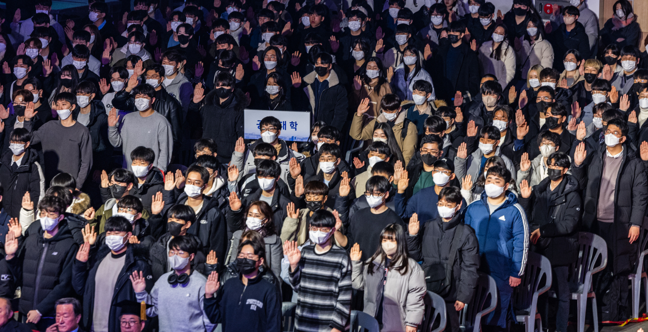 This <strong></strong>photo shows an entrance ceremony being held for the first time without a mask mandate at Dongkuk University on Tuesday since the pandemic. (Yonhap)