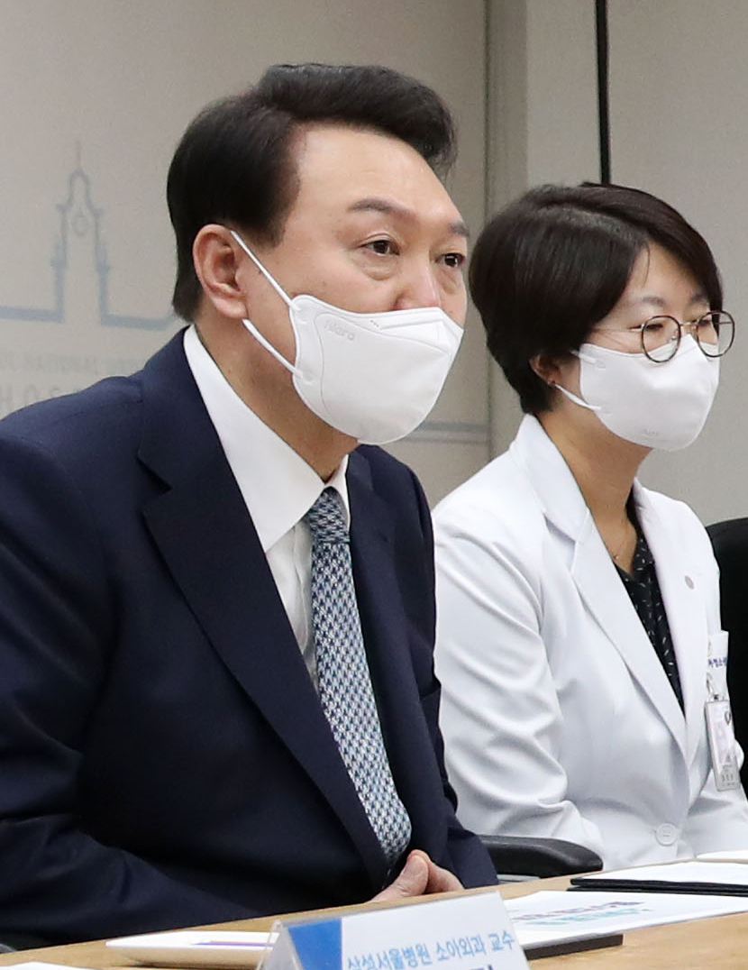 President Yoon Seok Yeol speaks at a meeting about essential medical policies such as the pediatric treatment system at Seoul National University Children's Hospital in Jongno-gu, Seoul on Wednesday (Yonhap)