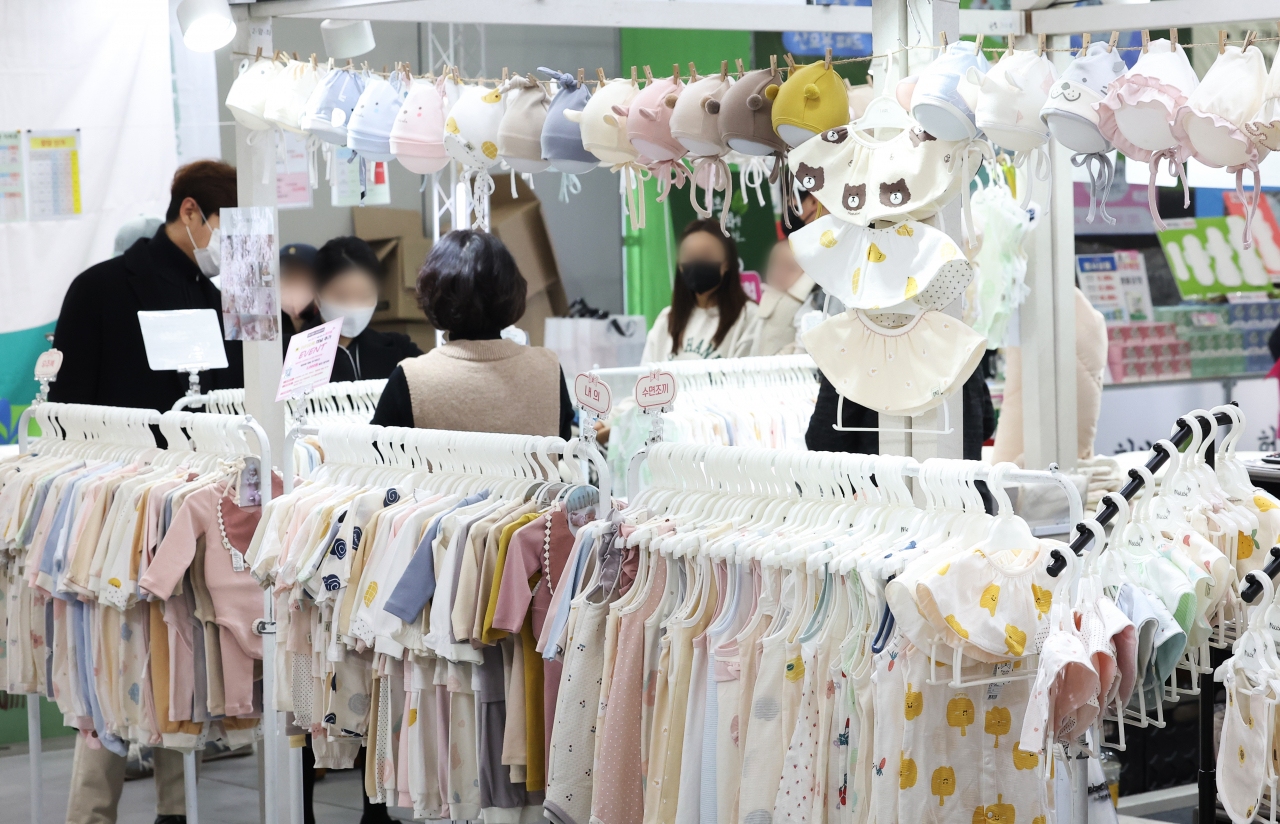 Visitors look around a fair of baby products held in Suwon, Gyeonggi Province on Feb. 5. (Yonhap)