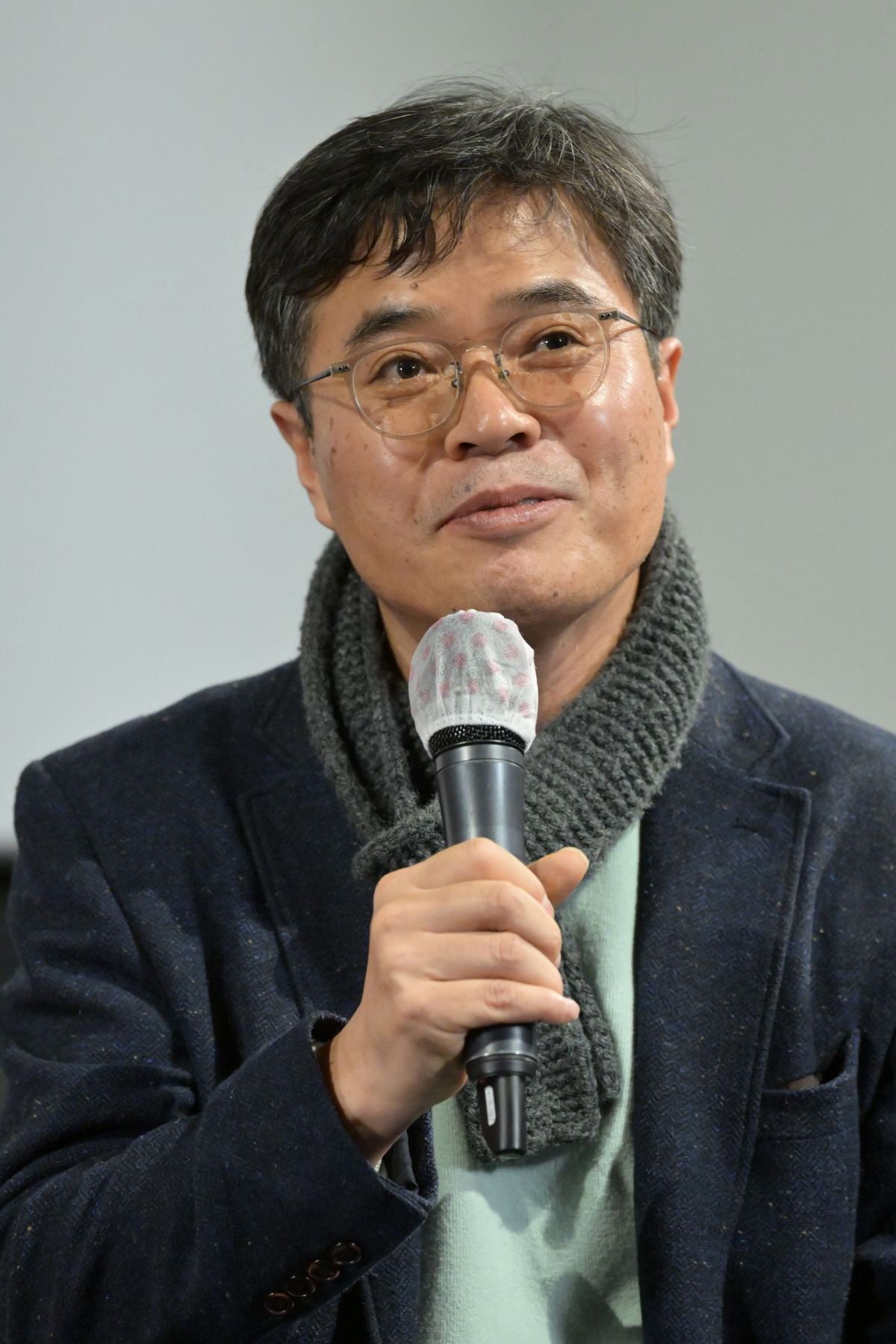 Director Lee Kwang-rok speaks during a press conference at CGV Yongsan in central Seoul on Wednesday. (KBS)