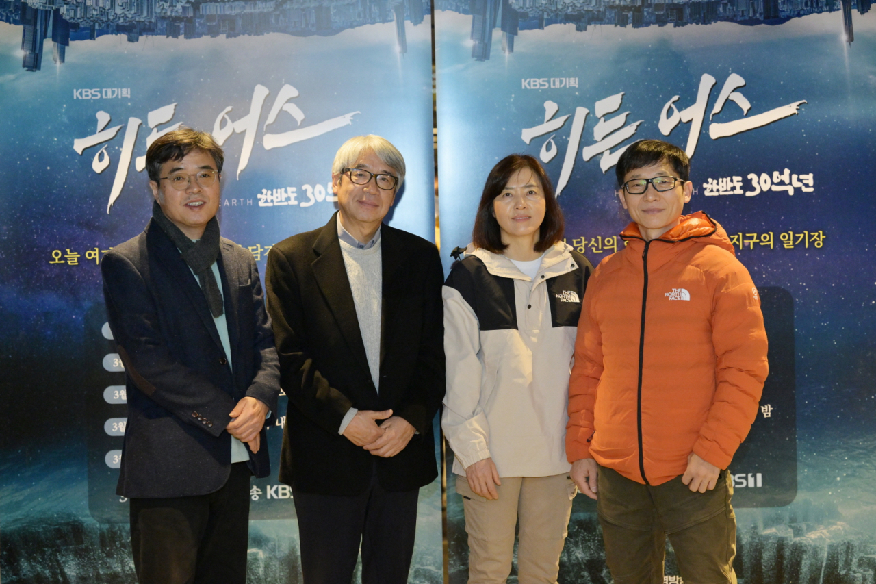 From left: KBS director Lee Kwang-rok, geologist Woo Kyung-sik, mountain climbers Lee Myoung-hee and Choi Suk-mun pose for photos before the press conference at CGV Yongsan in central Seoul on Wednesday. (KBS)