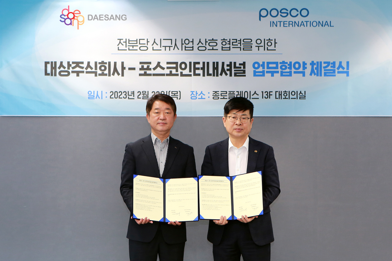 Lee Sang-hoon (left), executive vice president at Posco International, and Lee Hee-byung, president of the ingredient business unit at Daesang, pose for a photo at a signing ceremony in Seoul, Thursday.