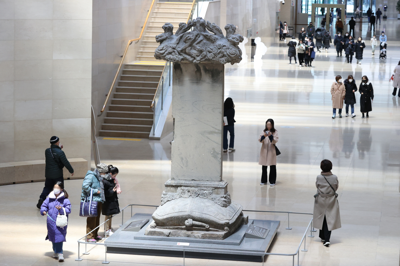 Visitors walk through the main concourse of the National Museum of Korea in Yongsan, central Seoul, on Jan. 30. (Yonhap)