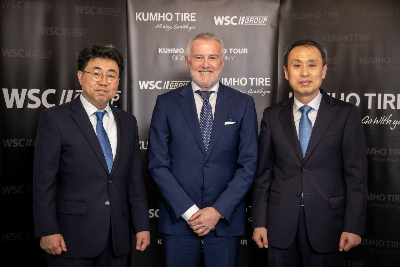 From left: Yoon Jang-hyuk, senior vice president of global marketing at Kumho Tire, WSC Group Chairman Marcello Lotti and Lee Kang-seung, executive director of Kumho Tire's European headquarters, pose for a photo at a title sponsorship signing ceremony in Logano, Switzerland, Thursday. (Kumho Tire)