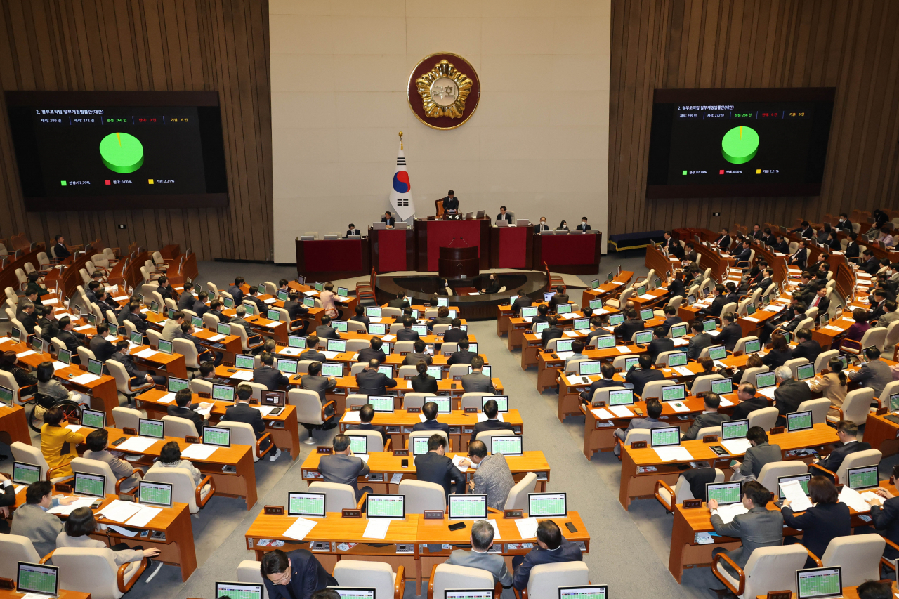 The National Assembly passes a revision bill stipulating the launch of a government agency to handle affairs related to Koreans overseas, in Seoul on Monday. (Yonhap)