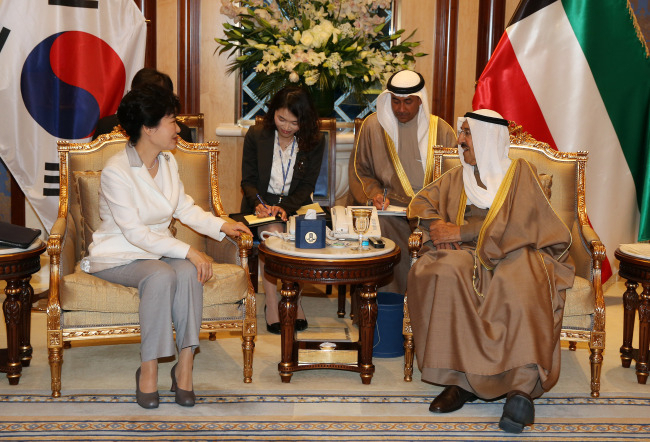 سابق صدر پارک گیون ہائے اور کویتی امیر شیخ صباح الاحمد الجابر الصباح مارچ 2015 میں کویت سٹی کے بیان پیلس میں ایک سربراہی اجلاس منعقد کر رہے ہیں (یونہاپ)