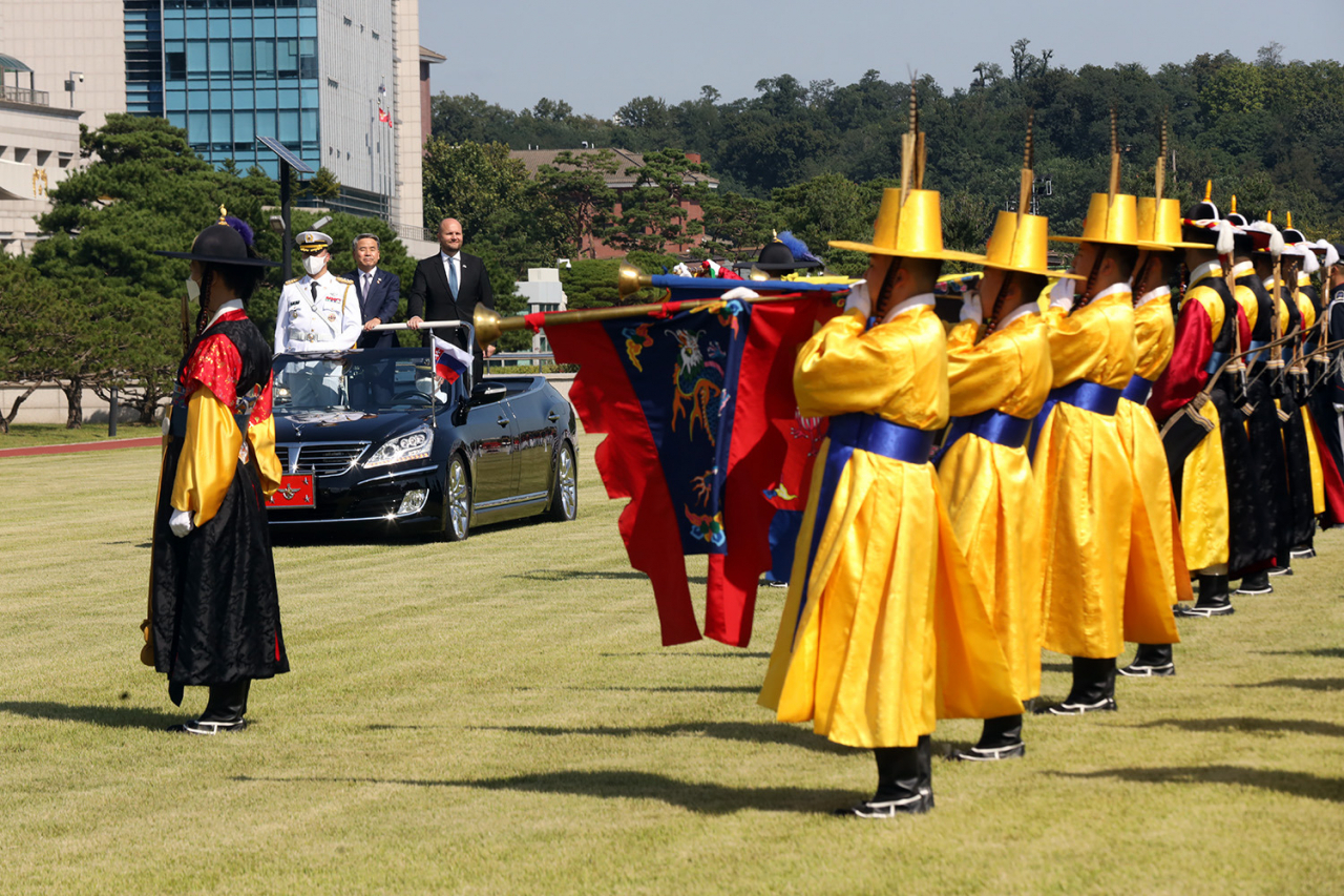 Defense Minister Lee Jong-sup (back center) and his Slovakian counterpart, Jaroslav Nad, during a welcome parade in Seoul in September 2021 (Embassy of Slovakia in Seoul)