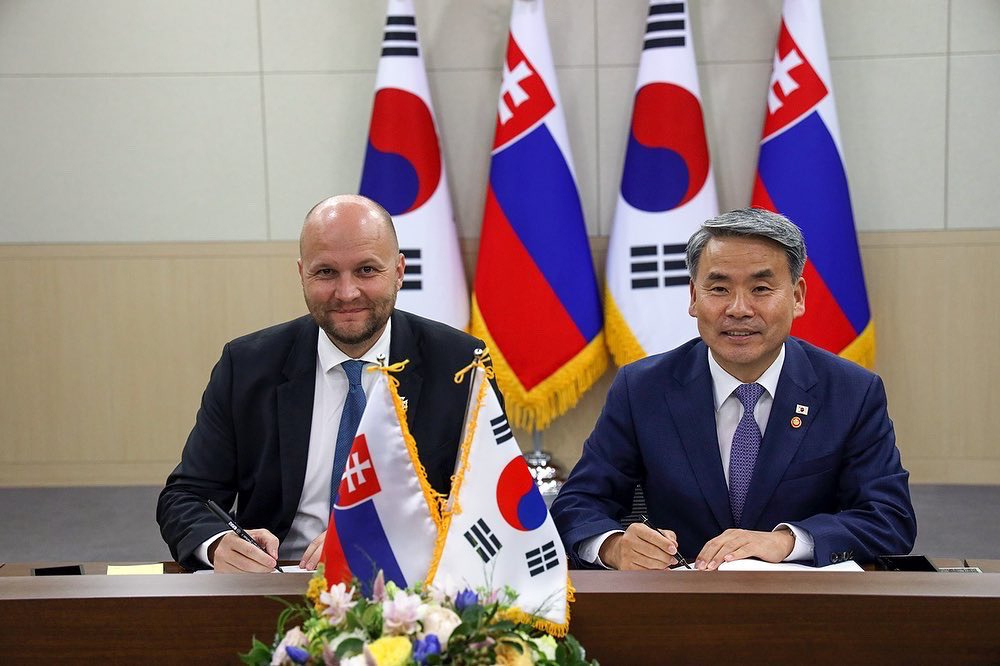 Defense Minister Lee Jong-sup (right) and his Slovakian counterpart, Jaroslav Nad, sign a memorandum of understanding on bilateral defense cooperation at the Defense Ministry in Seoul in September 2021. (Embassy of Slovakia in Seoul)