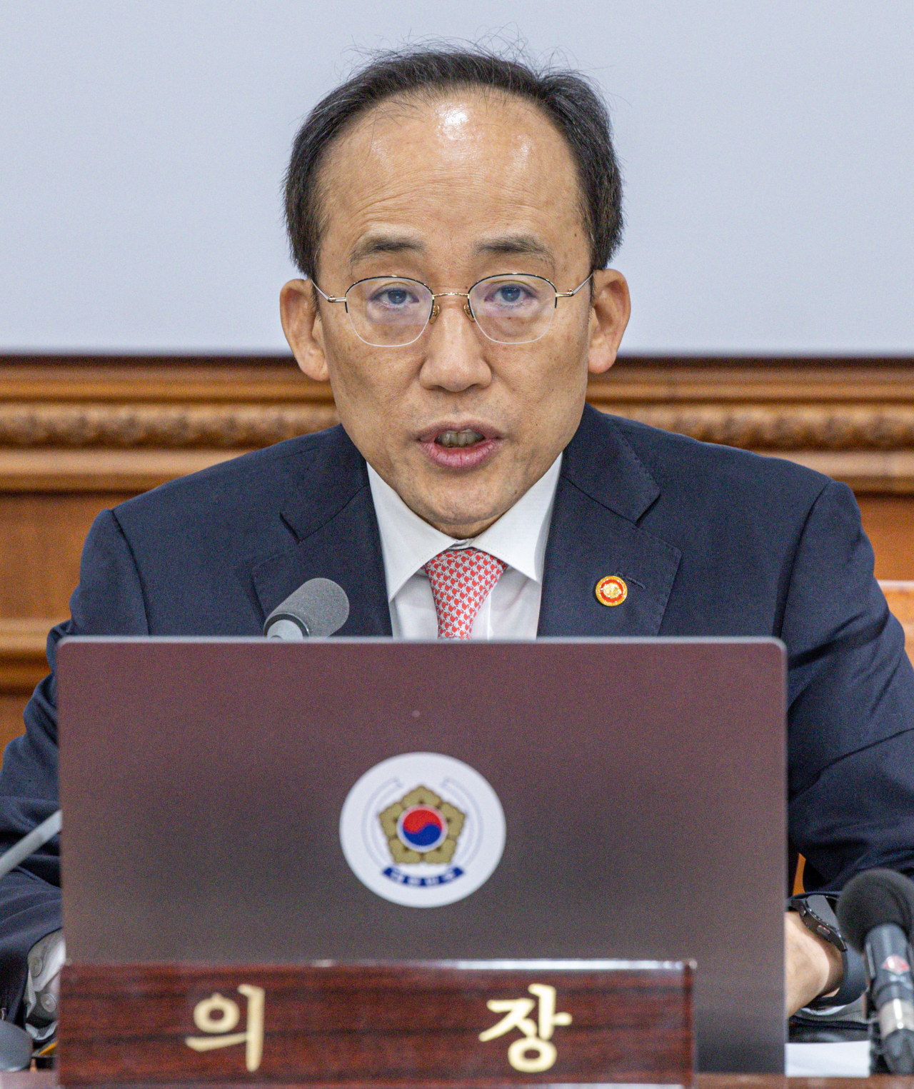Finance Minister Choo Kyung-ho starts a meeting at the National Assembly in Seoul on Tuesday. (Yonhap)