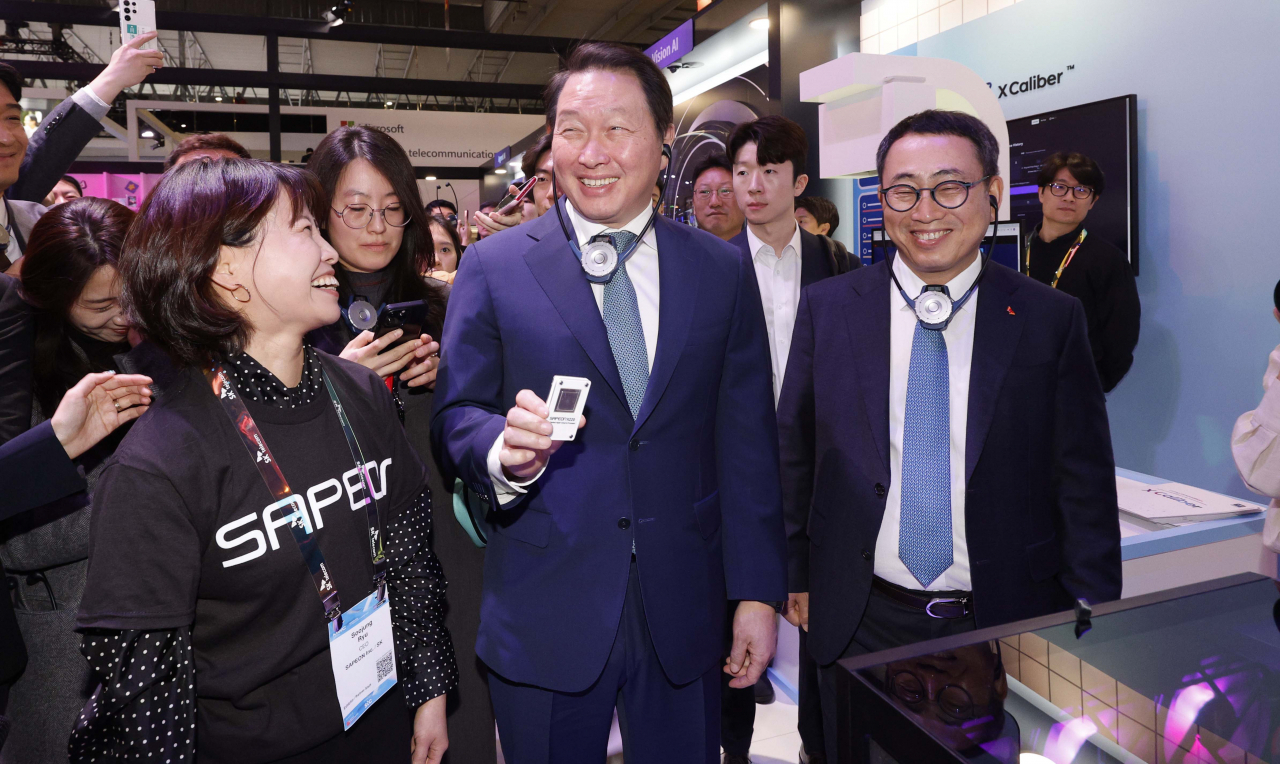 SK Group Chairman Chey Tae-won (center) explores the conglomerate’s telecommunication arm SK Telecom’s AI services at the annual Mobile World Congress in Barcelona, Spain, Monday. (Yonhap)