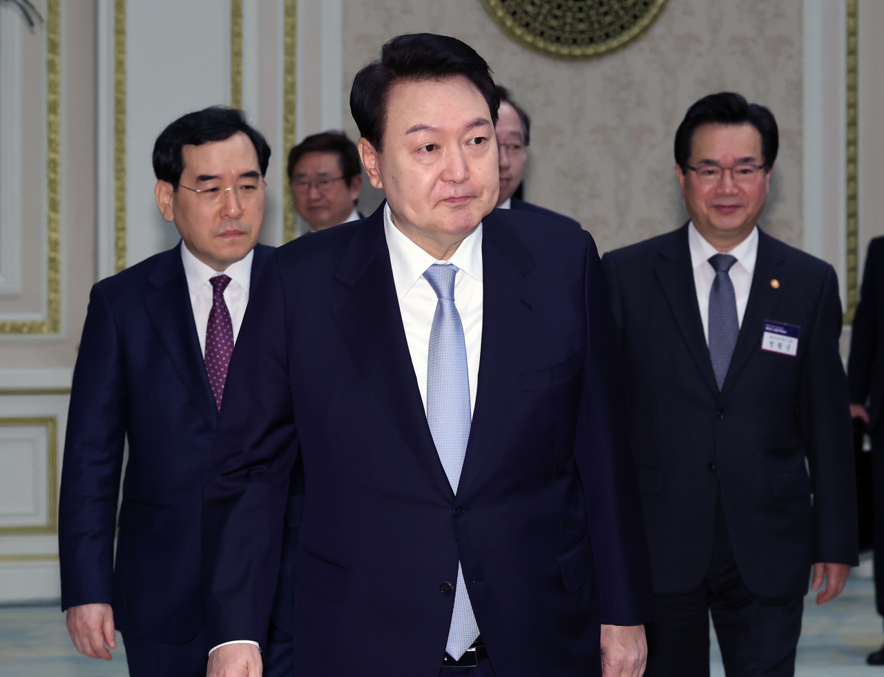 President Yoon Suk Yeol (center) and ministers enter the state guest house of Cheong Wa Dae on Thursday. (Yonhap)