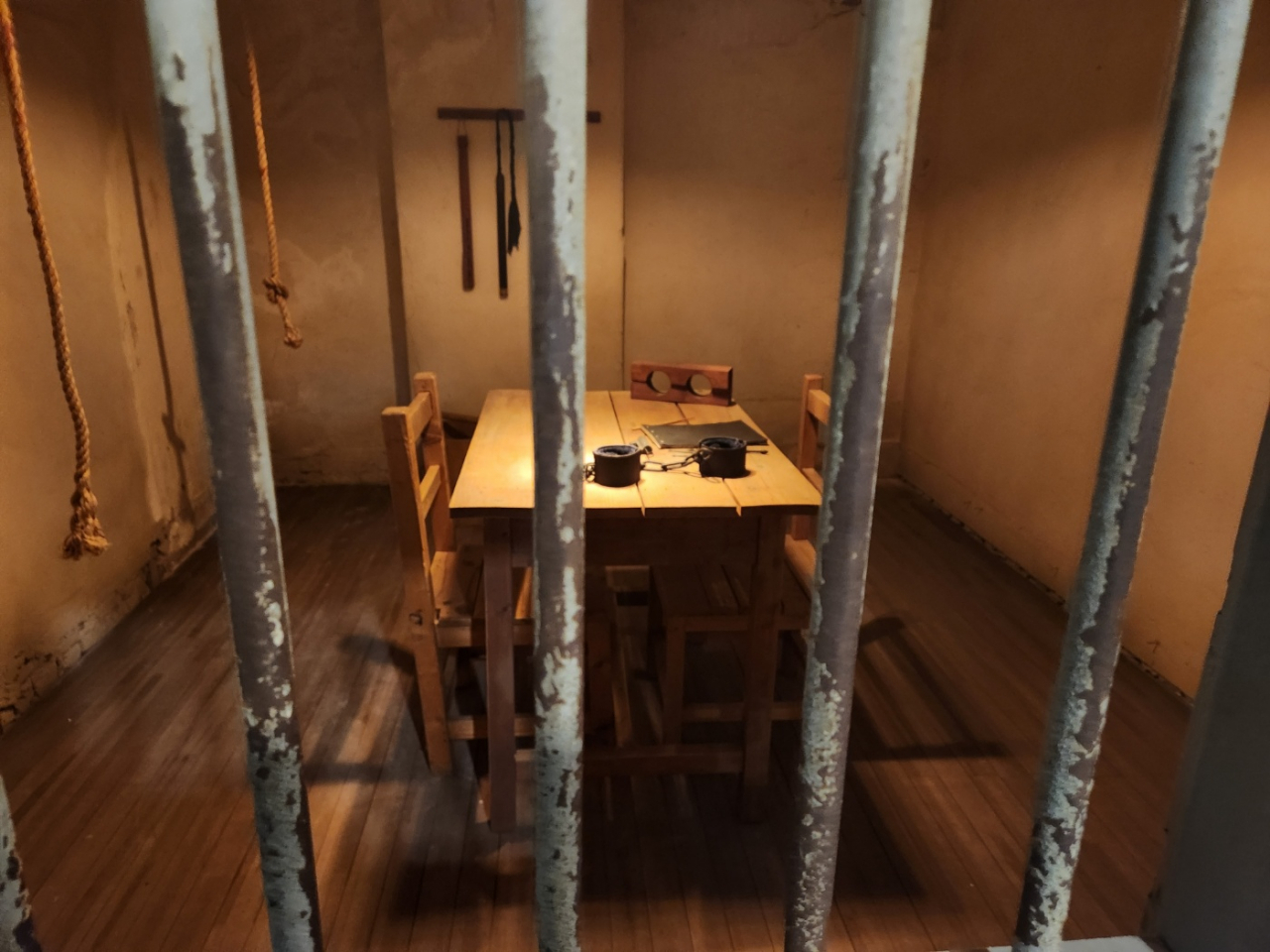 Props of torture devices that were used in the past are set up in interrogation rooms of Seodaemun Prison. (Yoon Min-sik/The Korea Herald)