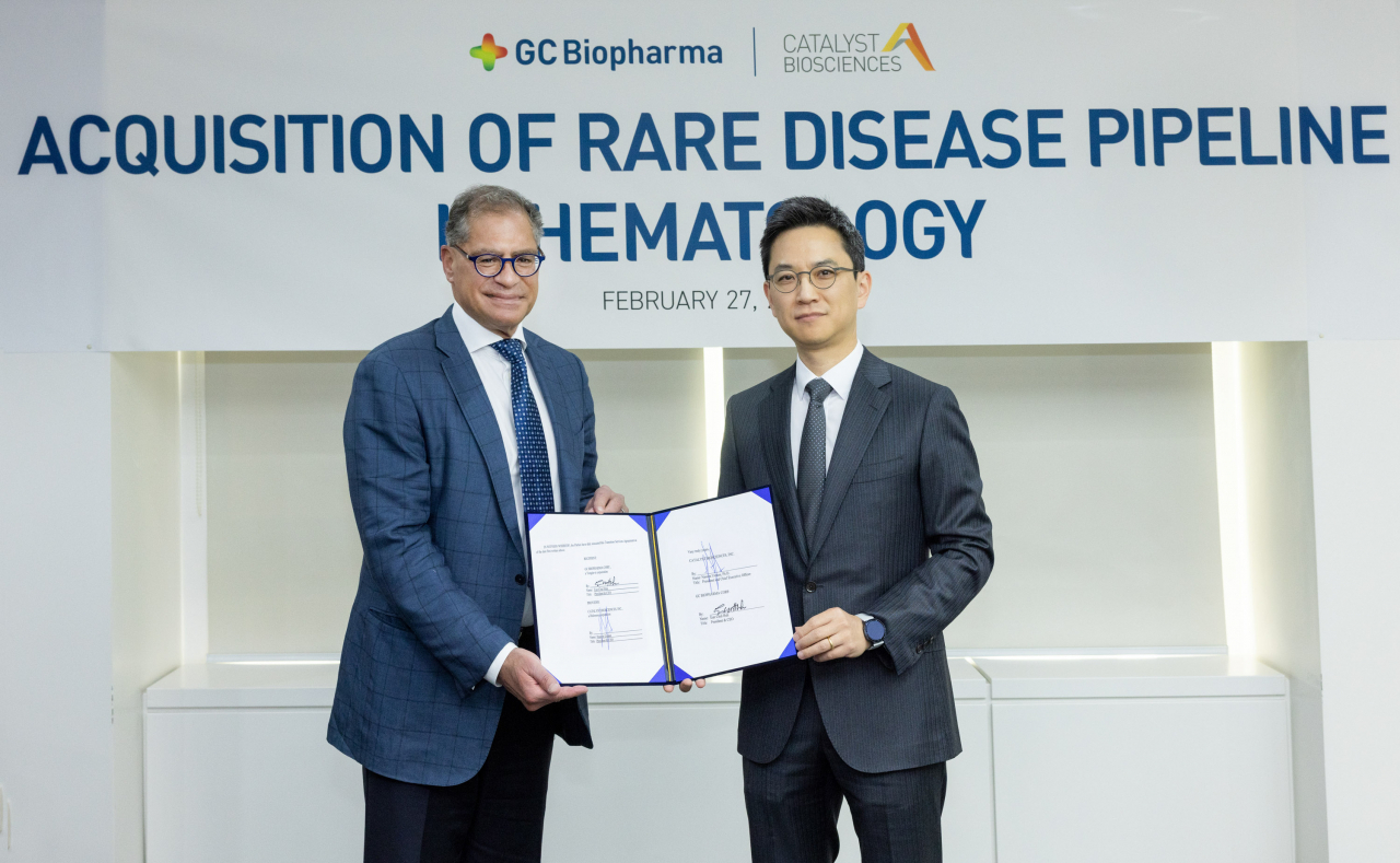 Catalyst Biosciences CEO Nassim Usman (left) and Huh Eun-chul, president of GC Biopharma, pose for a picture after a signing ceremony at GC Biopharma headquarters in Yongin, Gyeonggi Province, Monday. (GC Biopharma)