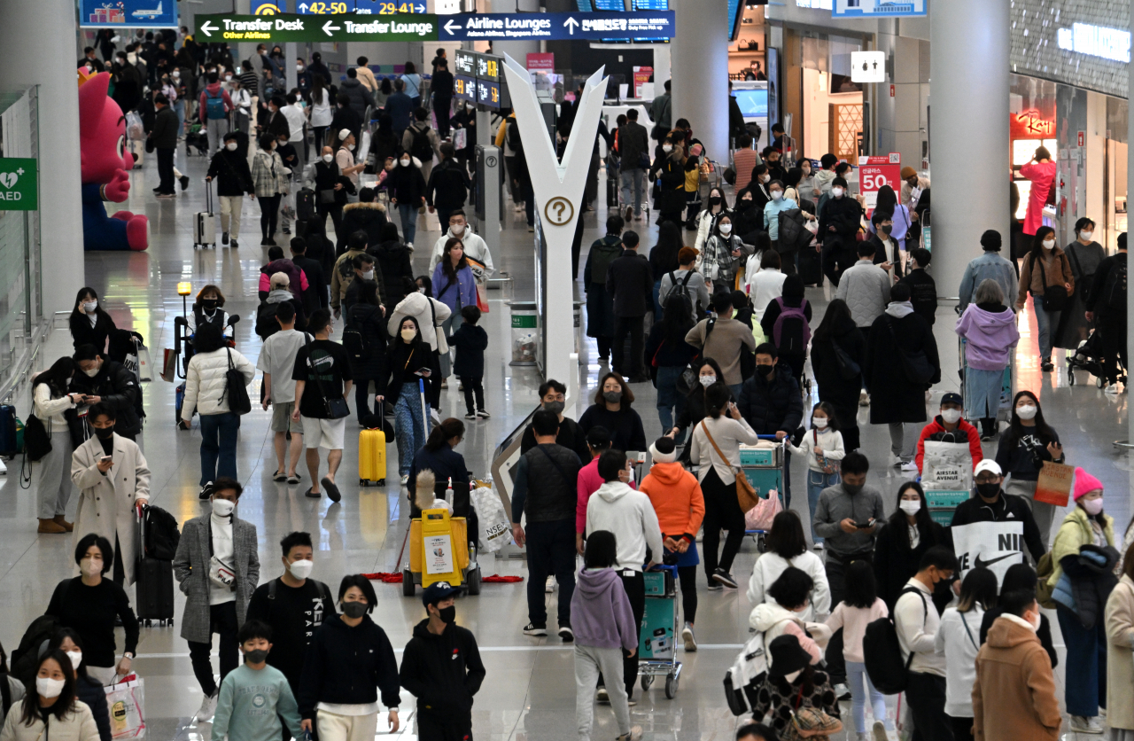 Crowds of tourists walk in the Incheon Airport Terminal 1. (Herald DB)