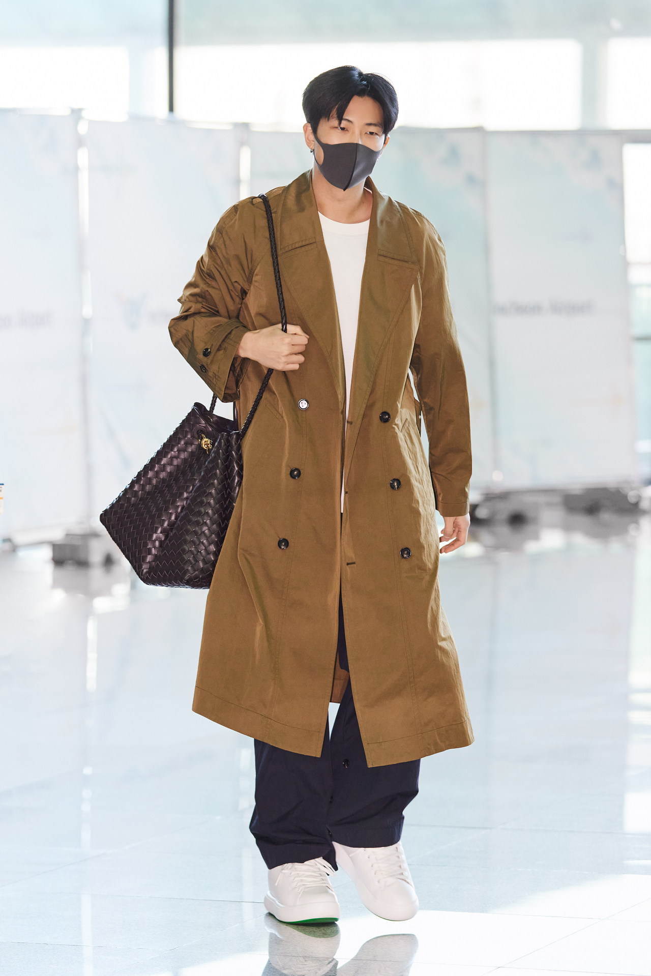 RM of BTS is seen carrying Bottega Veneta’s iconic large-sized brown leather Andiamo handbag. (Bottega Veneta)