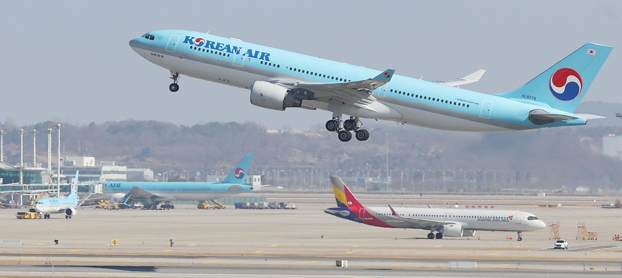 A Korean Air aircraft takes off from Incheon International Airport on Feb. 19, 2023. (Yonhap)