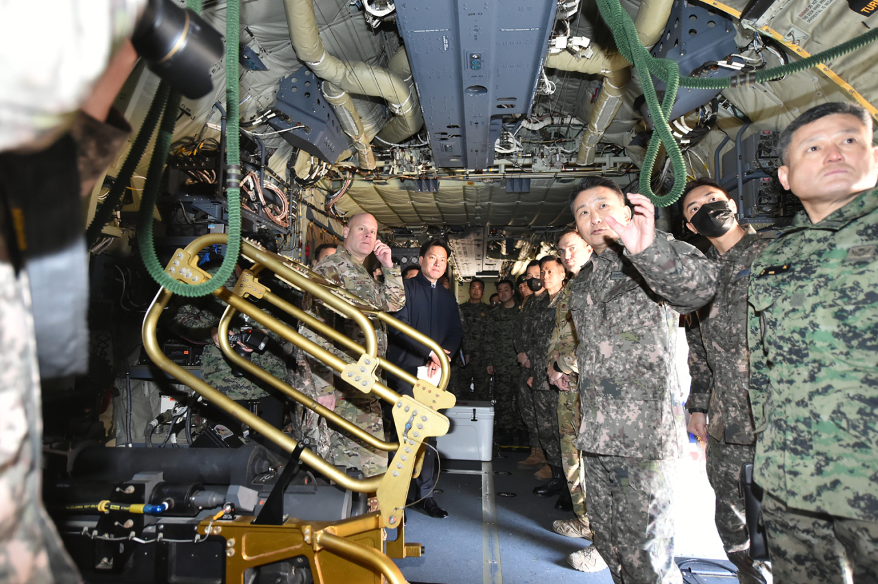South Korea`s Joint Chiefs of Staff Chairman Gen. Kim Seung-kyum (3rd from Left) meets South Korean and US special operation forces participating in the month-long Exercise Teak Knife inside of the US` AC-130J Ghostrider gunship on Feb. 27. (Joint Chiefs of Staff)